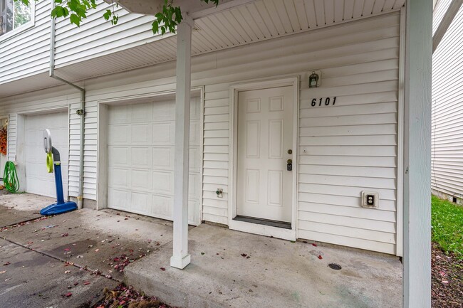 Building Photo - NO APPLICATION FEE: 3 Bedroom 2.5 Bath Tow...