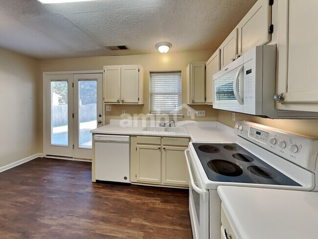 Foto del edificio - 7410 Henderson Park Rd