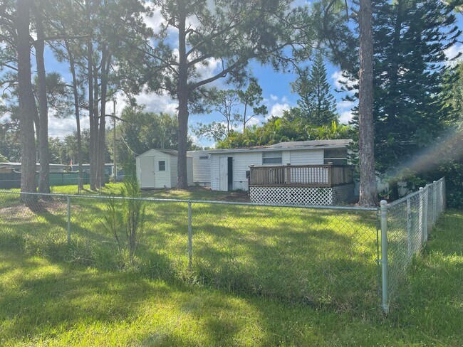Building Photo - Adorable 3 bedroom 2 bathroom