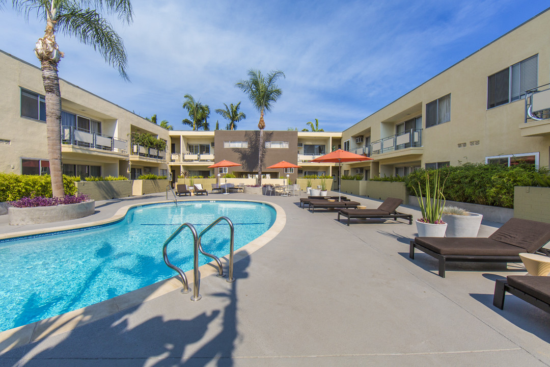 Courtyard w/sparkling pool - 1233 N Laurel Ave