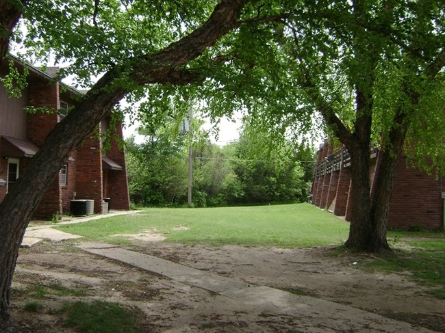 Exterior - 1401 E 6th St