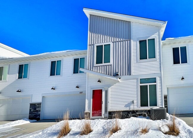 Building Photo - 327 NE Otter Dr