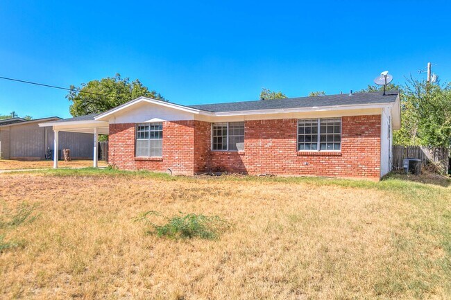 Building Photo - PAY NO SECURITY DEPOSIT! 3-bedroom 2 bath ...