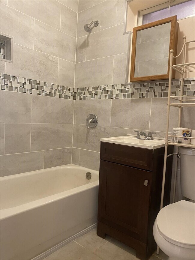 Building Photo - 52 Gates Ave