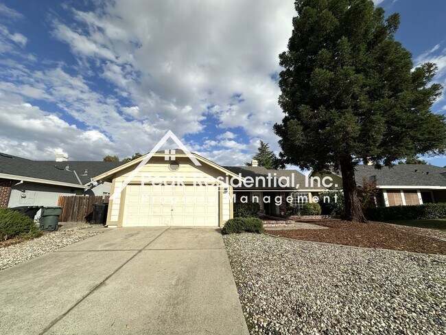 Building Photo - Very Nice Roseville 3bd/2ba Home with 2 Car Garage!