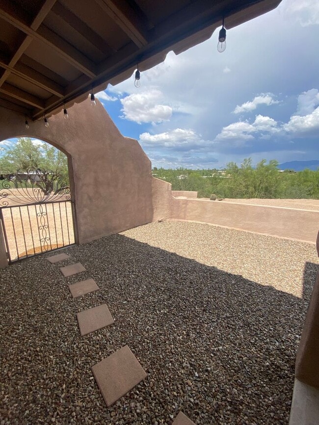 Building Photo - 3 Bedroom 2 Bath perched on a scenic overl...