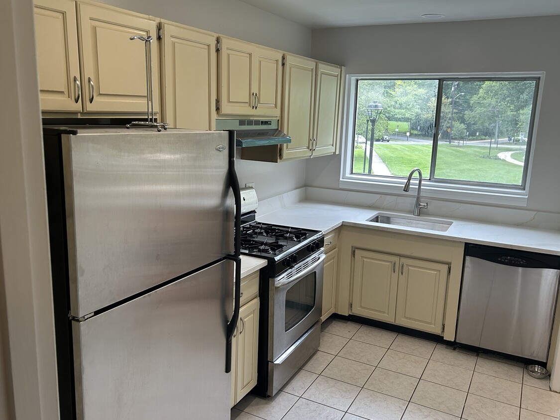 Primary Photo - 10613 weymouth st 101