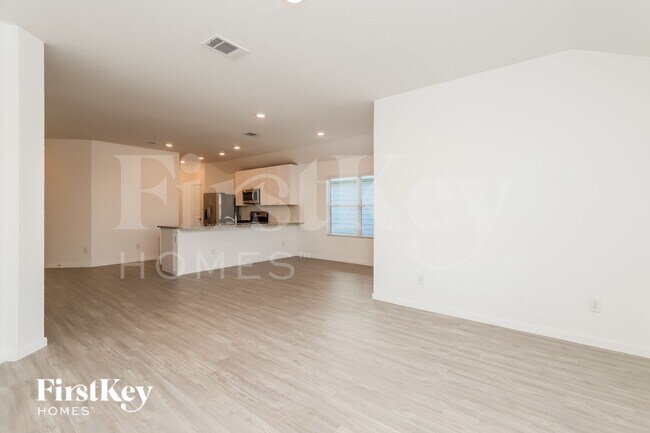 Building Photo - 10710 Vinateros Dr