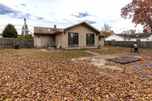 Building Photo - 445 Westwood Dr
