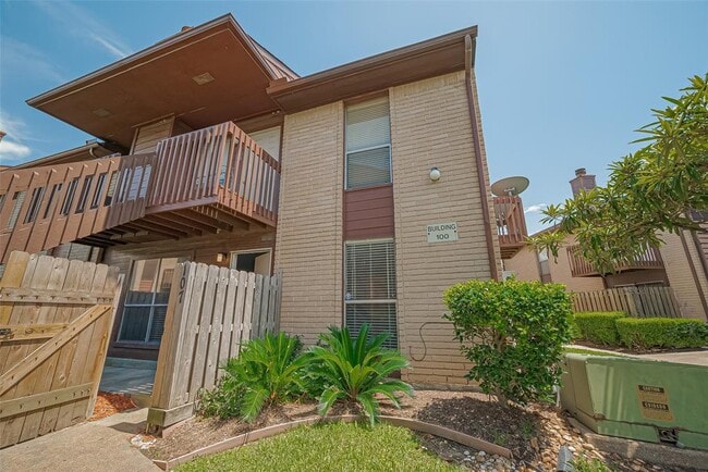 Building Photo - 12905 Woodforest Blvd