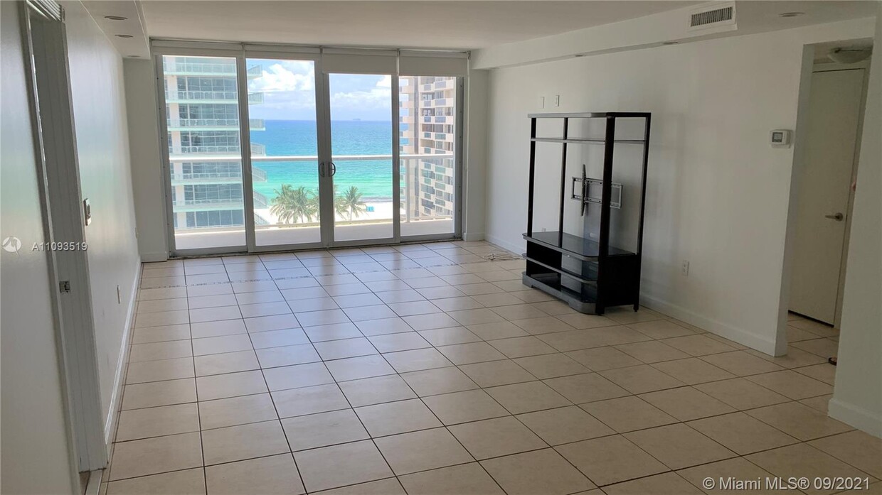 Primary Photo - 5750 Collins Ave