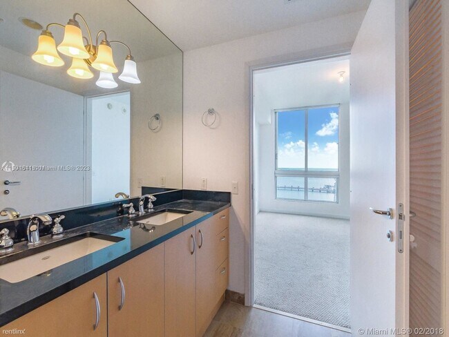 Building Photo - 2 br, 2 bath Condo - 300 S Biscayne Blvd A...