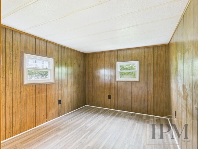 Building Photo - Available Now! Charming 3 Bedroom 1.5 Bath...