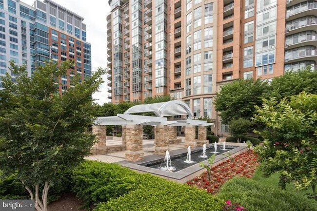 Foto del edificio - 8220 Crestwood Heights Dr