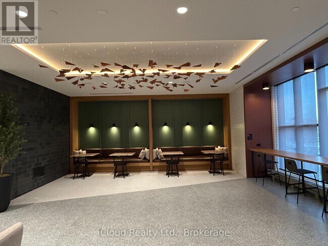 Photo du bâtiment - 2495 Eglinton Ave W