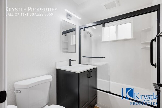 Foto del edificio - Beautifully upgraded, upstairs unit in the...