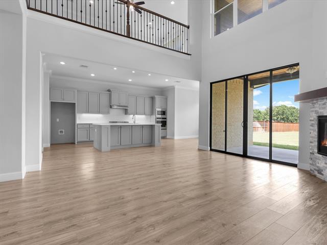 Building Photo - 1600 Country Club Dr