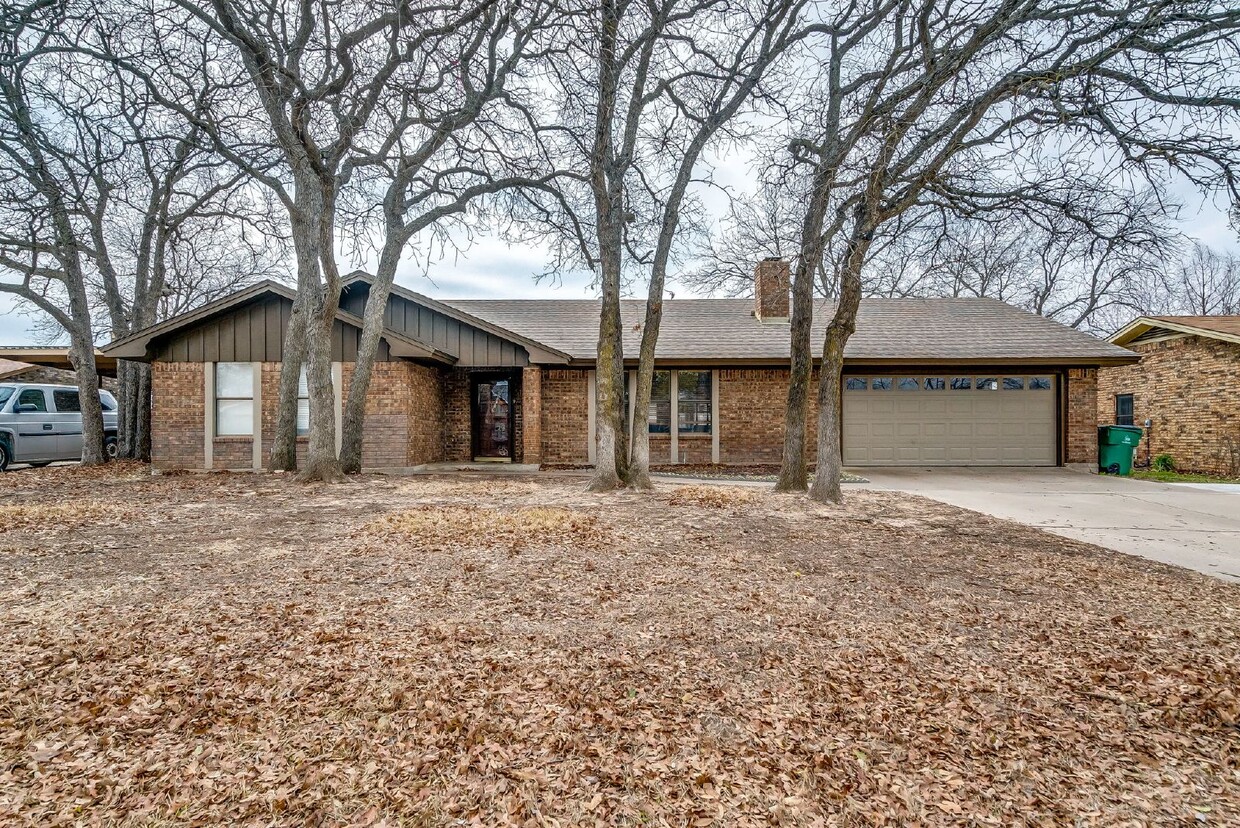 Primary Photo - Lovely home in quality neighborhood