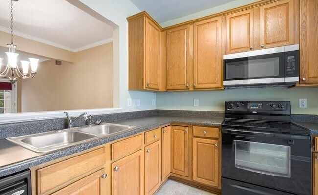 Building Photo - 28 Sharpstone Ln