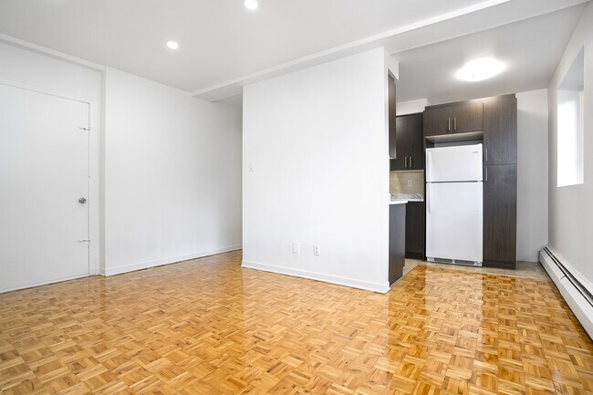 Building Photo - 5320 Avenue Bourret