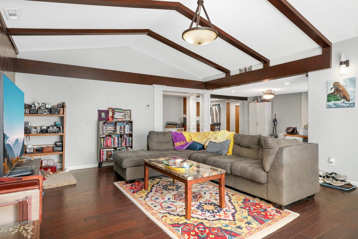 Open floor plan with vaulted ceilings - 14710 13th Ave N