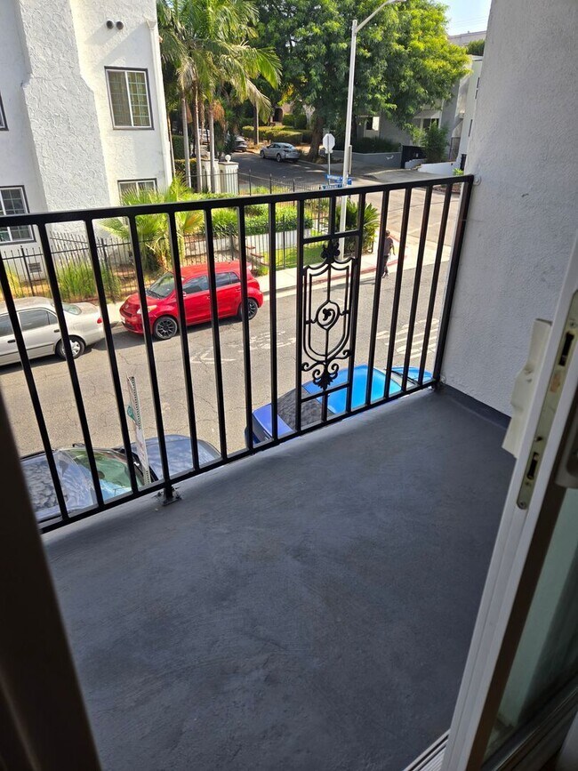 Foto del edificio - 8206 Romaine St
