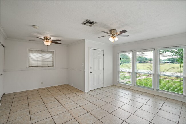 Building Photo - 4313 Sherwood Dr