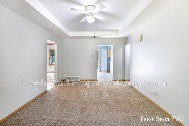 Foto del edificio - 220 Pine Ridge Rd