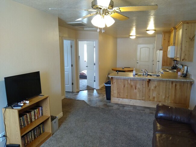 Building Photo - 2 bed, 1 bath, with appliances included! L...