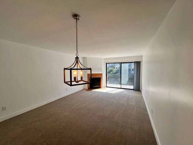Building Photo - TWO BEDROOM / TWO BATH UPDATED UPPER UNIT ...