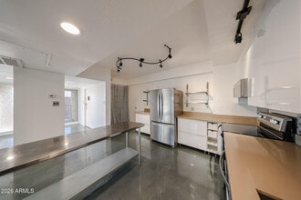 Building Photo - 353 E Thomas Rd