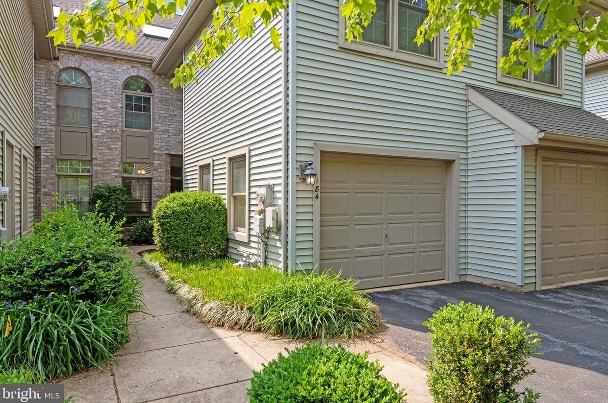 184 Crescent Dr Unit 184, Hershey, PA 17033 Condo for Rent in Hershey