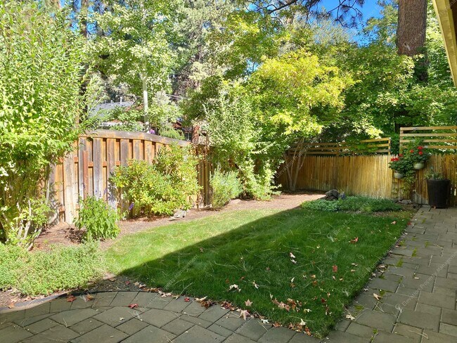 Foto del edificio - West Hills Gem with Timeless Charm and Mod...