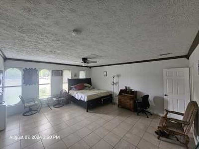 Building Photo - This charming 2-bedroom, 1-bathroom house ...