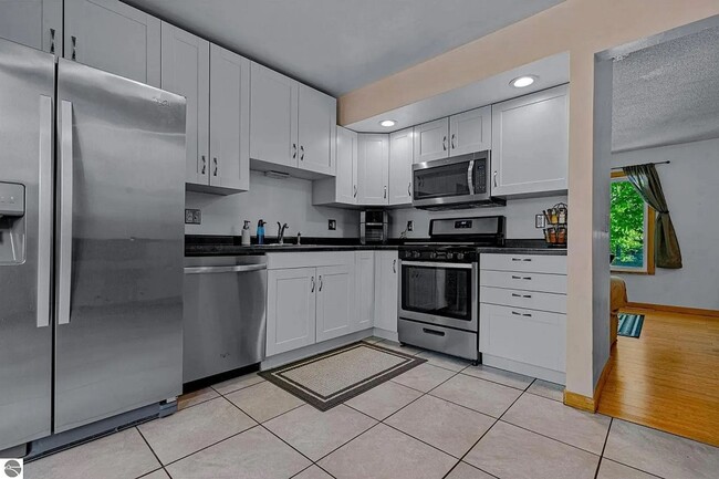 Foto del edificio - Updated and spacious! Ready for move in!