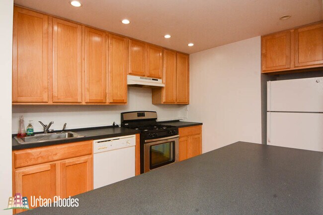 Foto del edificio - 2129 N Southport Ave