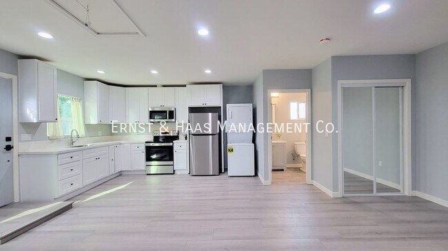 Building Photo - Beautifully Upgraded & Private, Rear ADU S...
