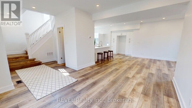 Building Photo - 204 Queenston St