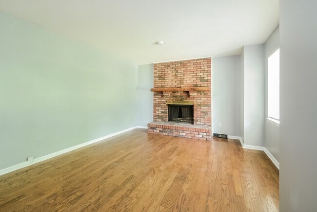 Building Photo - Cozy & Classic 3 Bedroom