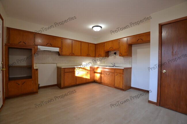 Foto del edificio - 2205 Tamarack Dr