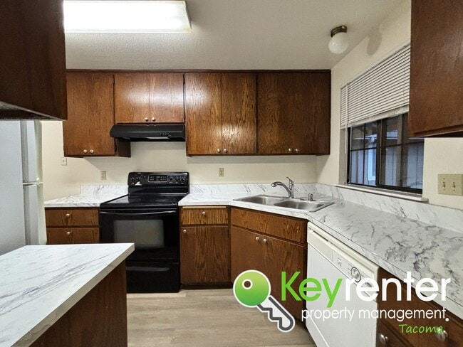 Foto del edificio - Comfortable Upstairs 2 Bedroom 2 Bath Rental in Private Community Near Fircrest!