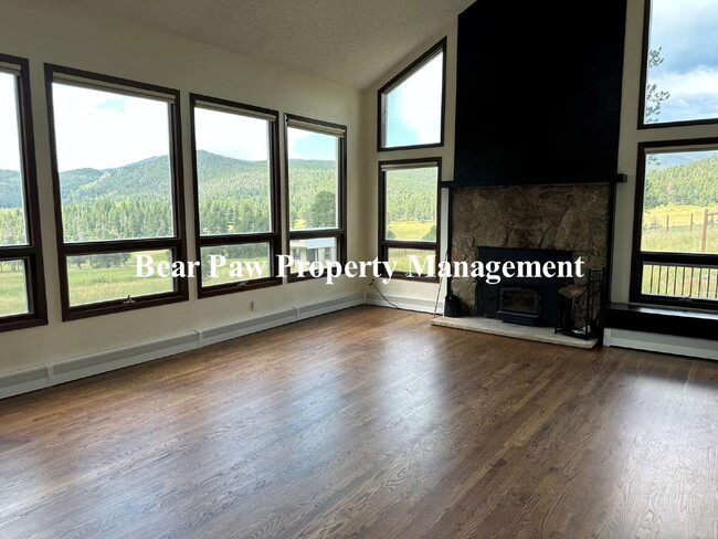 Building Photo - Spacious 4-Bed, 4.5-Bath Retreat in with B...