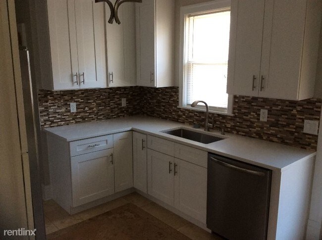 Building Photo - 3 br, 1.5 bath Apartment - 6119 8th Ave