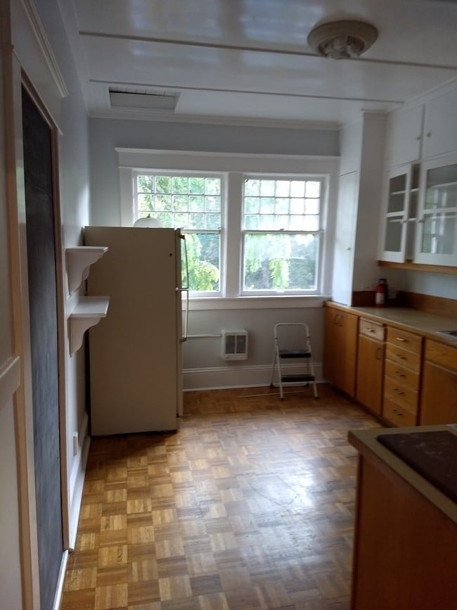 Kitchen - 1903 10th Ave W