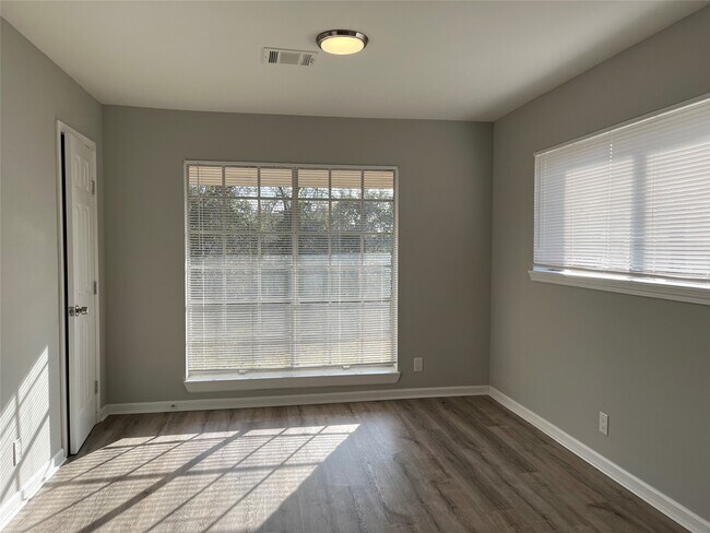 Foto del edificio - 1942 Center St