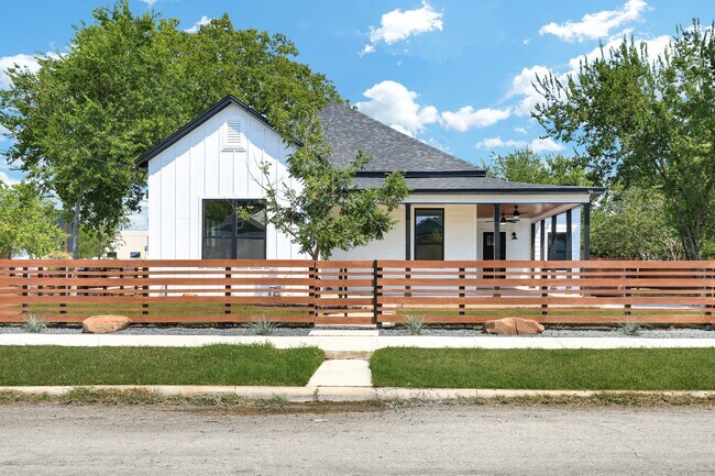 Foto del edificio - 2425 Monterey St