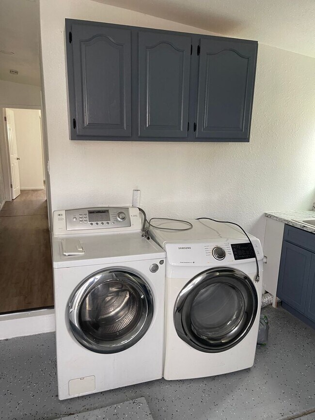 Foto del edificio - 3 Bed, 2 Bath House, New Kitchen plus 2 Bo...