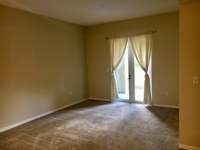 Building Photo - 1203 Town Center Dr