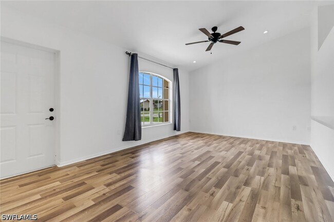 Foto del edificio - 18560 Holly Rd