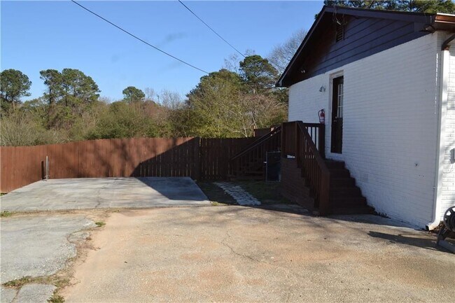 Building Photo - 555 Lee Byrd Rd